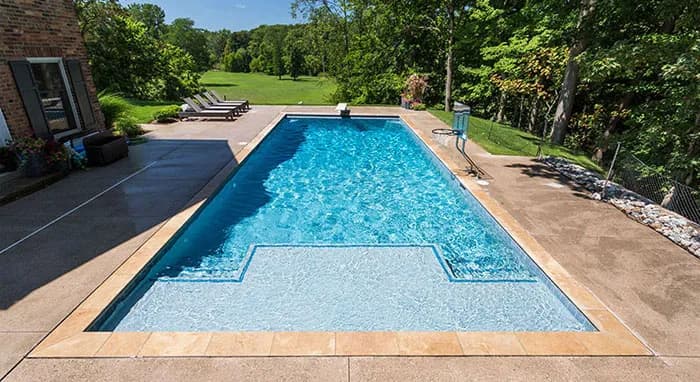 StoneScapes Mini Pebbles: Aqua White Mini — water color and installed finish